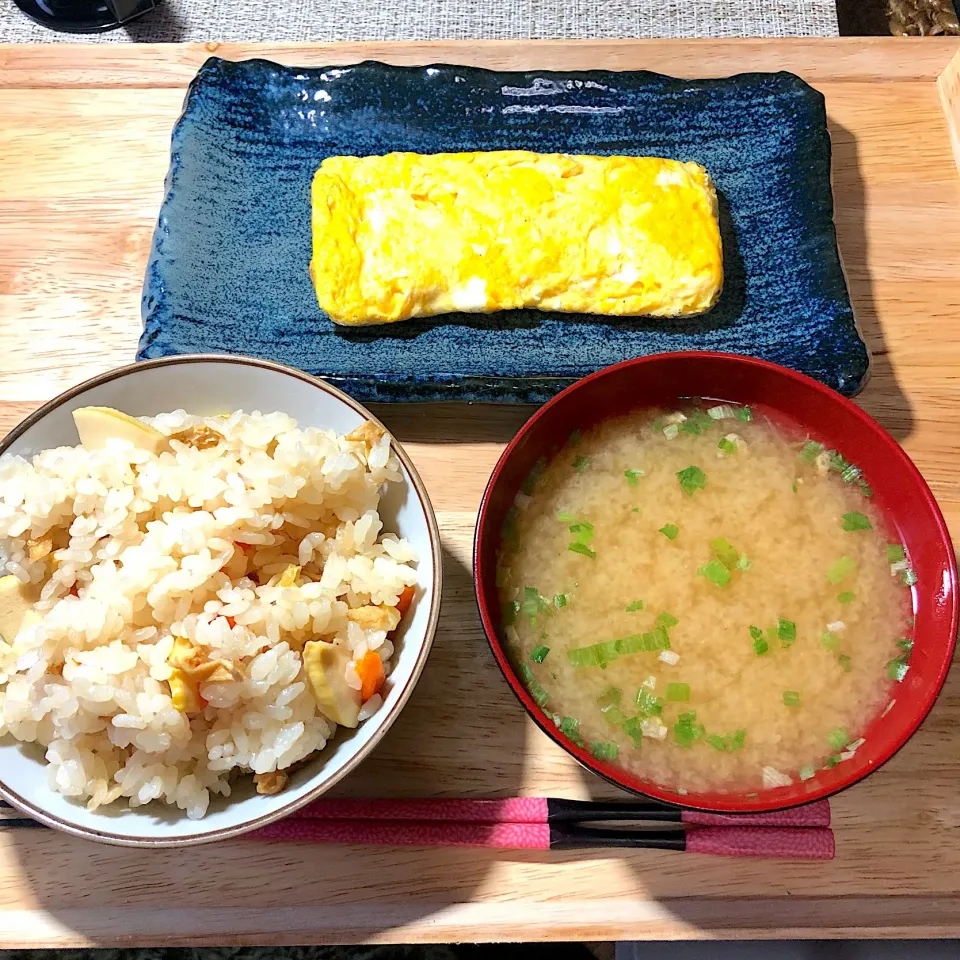 お昼。粗食〜〜✨
炊き込みご飯だいすきー。❤️|いず⋈ + ゜さん