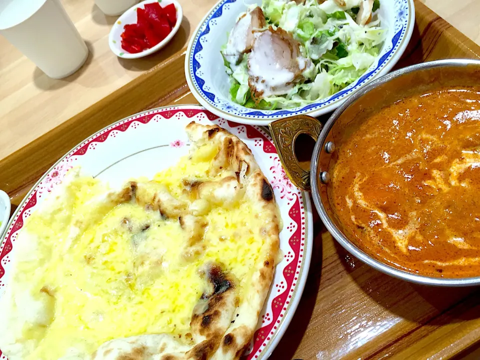 ランチ チキンバターカレー
#ナン#チーズ#カロリーの高|めかぶさん