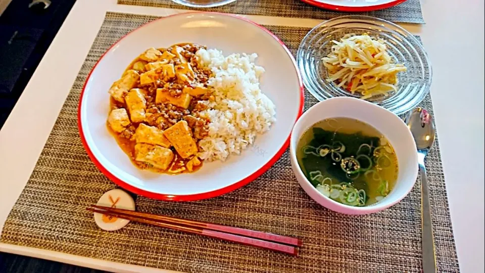 今日の夕食 麻婆豆腐丼、もやしサラダ、わかめスープ|pinknari🐰🌈さん