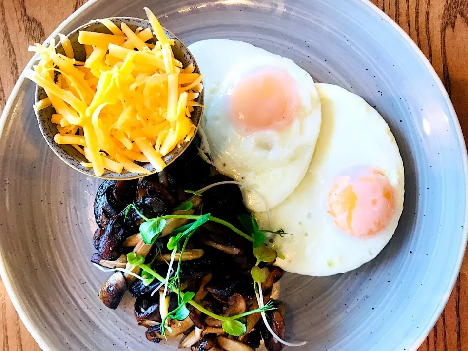 Pan fried shiitake mushrooms, eggs and cheddar.
#breakfast #brunch #friedeggs #shitakemushrooms  #cheddar #mushrooms #cheese #vegetarian|Sergio Lacuevaさん