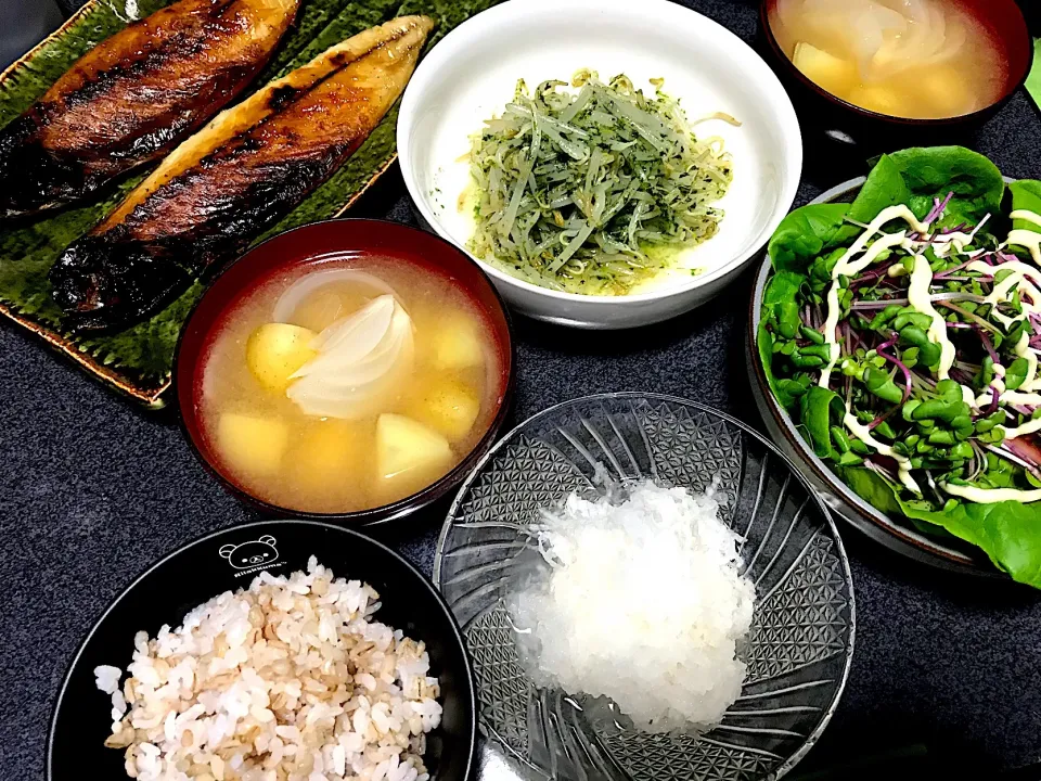 Snapdishの料理写真:もち麦飯、文化干しの魚、大根おろし、青海苔もやし胡麻油風味、新じゃが新玉ねぎ味噌汁、何かの新芽のカイワレみたいなやつトマトレタスサラダ|ms903さん