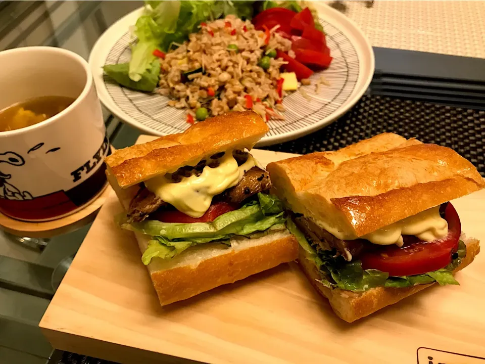 日曜日の朝昼兼用ご飯は、燻製ニシンのオイル漬けのサンドイッチ🥪とスペルト小麦の茹で合わせサラダどす🥗|にゃあ（芸名）さん