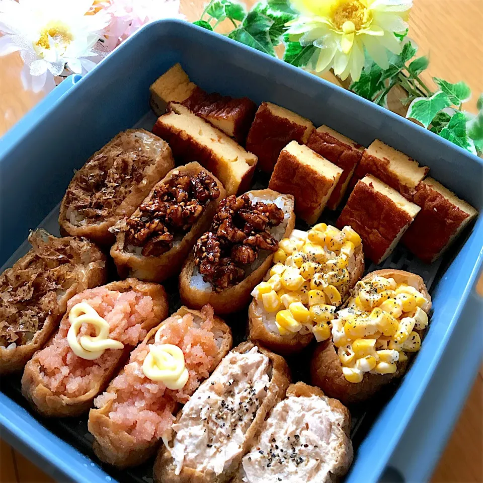 Snapdishの料理写真:いなり寿司と伊達巻のお弁当〜☺️💓|ららさん