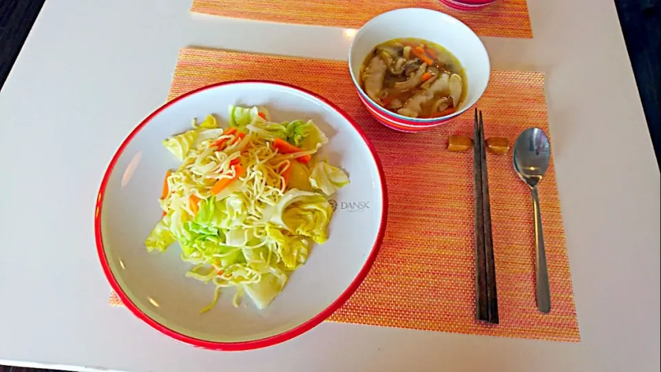 今日の昼食 塩焼きそば、餃子の塩麹スープ|pinknari🐰🌈さん