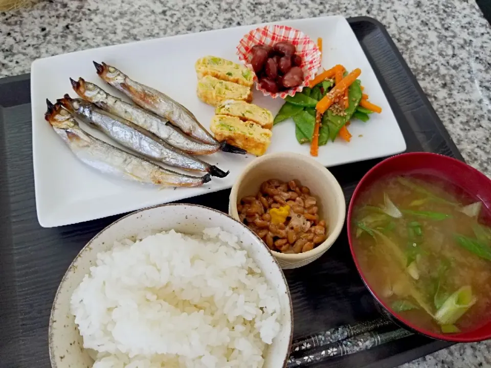 the和食な朝食☀️🍴
・焼きしさゃも
・ネギ入り卵焼き
・金時煮豆
・さやえんどうと人参のごま和え
・納豆
・味噌汁|あぁちゃんさん