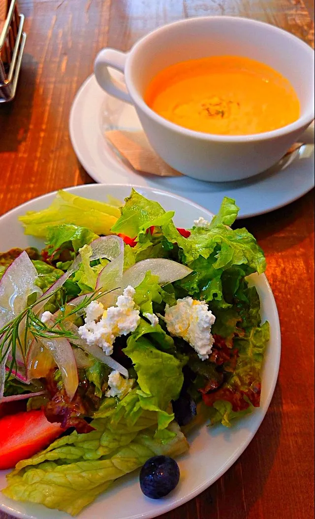 Snapdishの料理写真:ランチサラダ＆人参の冷製ポタージュ🥗|メイメイda.さん