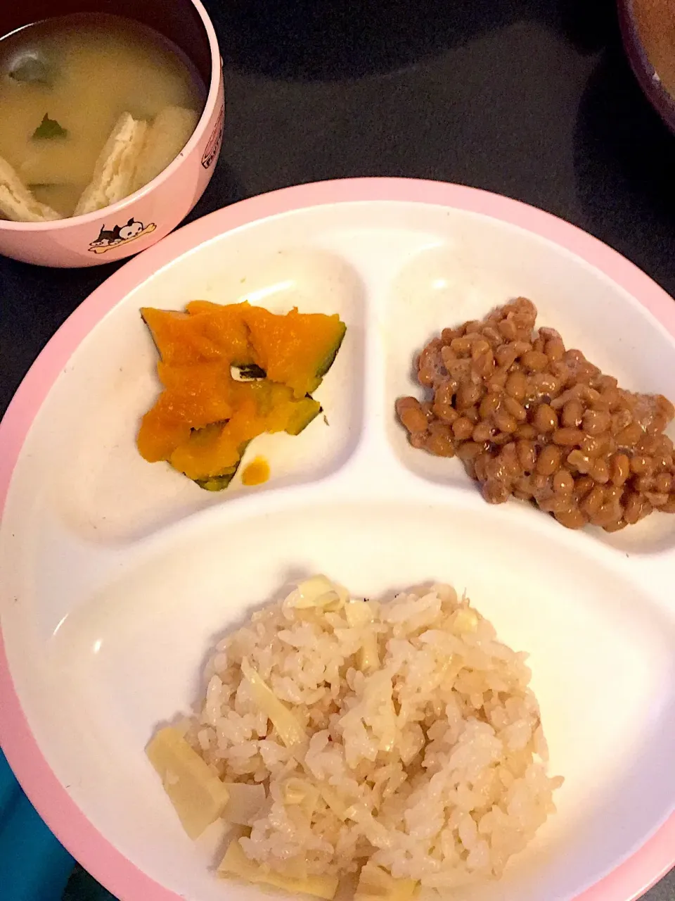 幼児食 夜
・たけのこご飯
・納豆
・かぼちゃの煮物
・油揚げとワカメのお味噌汁
・ブドウ|ぺろたんさん