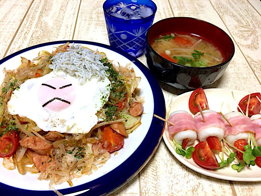 今日の男飯(｡-_-｡)焼きそば&もやし大根トマト味噌汁🍅& チーちくのトマトベーコン巻き🥓🍅🎶|ひーちゃんさん