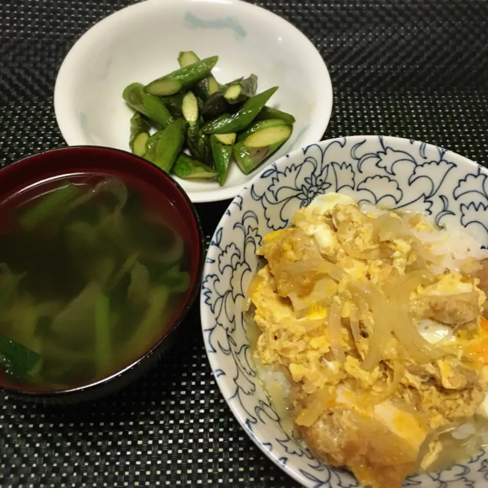 グリーンアスパラのバター炒め・チキンカツ丼・小松菜とワカメのスープ|美也子さん