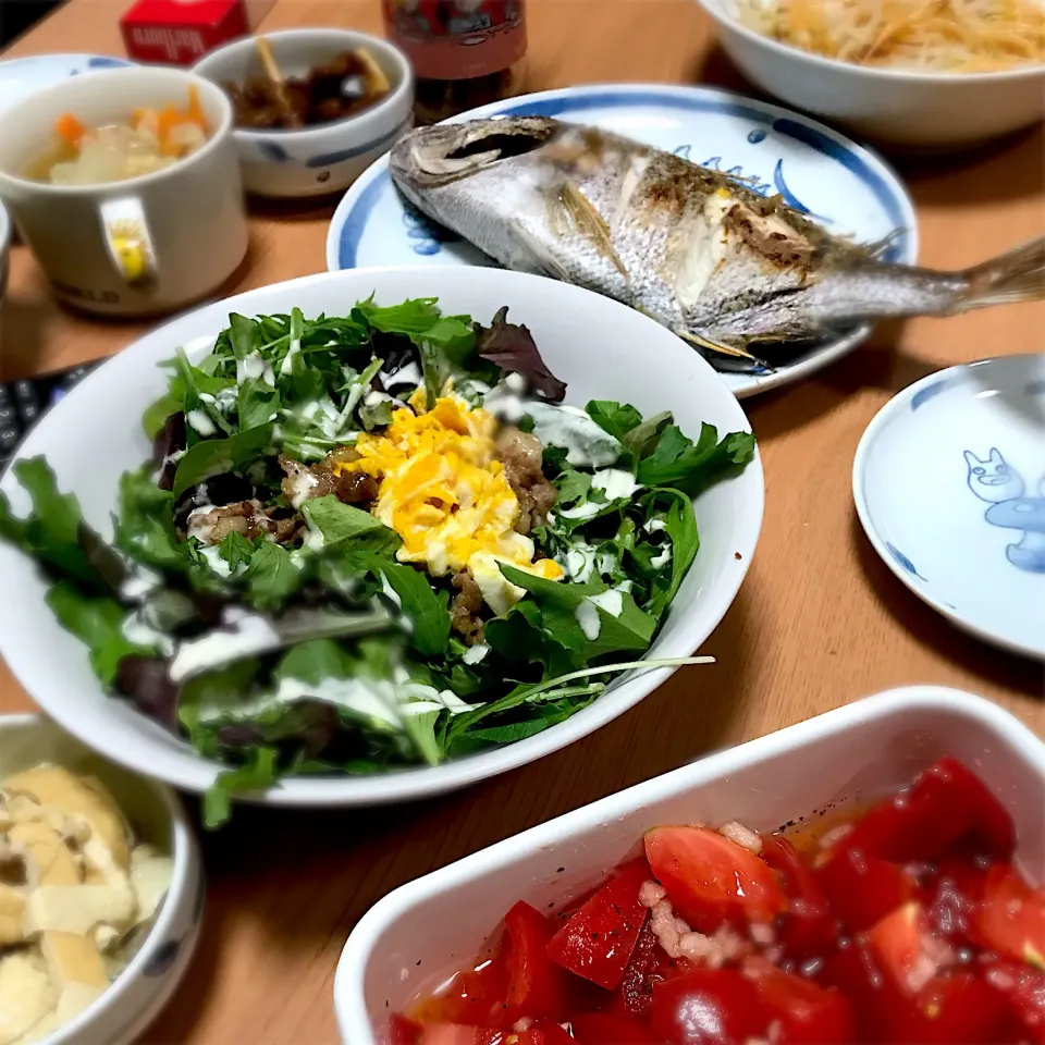 Snapdishの料理写真:鯛の塩焼きとシーザーサラダがメインの晩ご飯。|らぶかさん