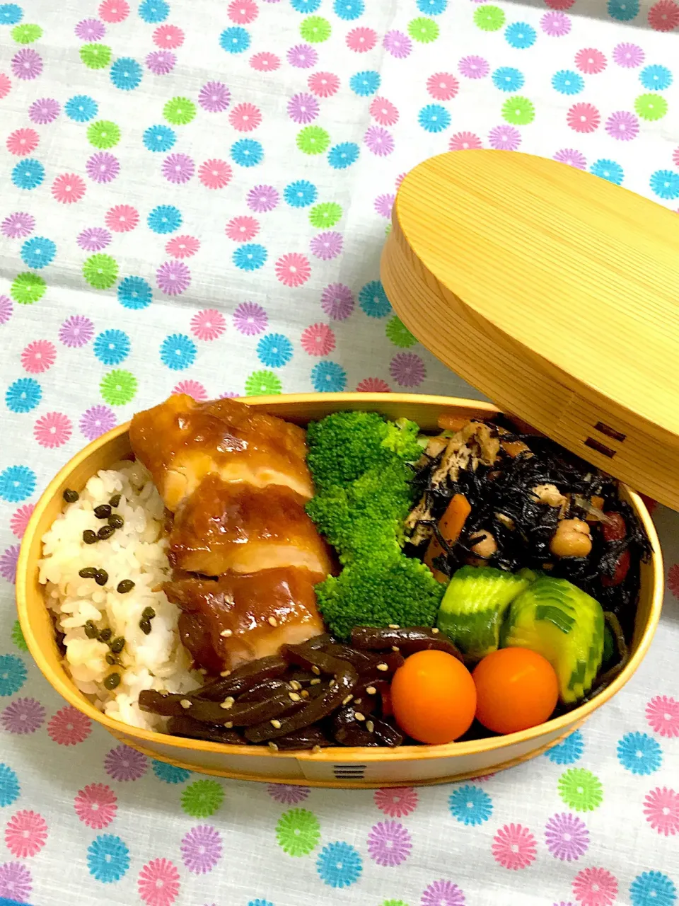 5/28  今日のお弁当🍱
・鶏のポン酢照り焼き
・洋風豆ひじき
・きゅうりの酢の物
・こんにゃくのきんぴら
・茹でブロッコリー|かっぴーさん