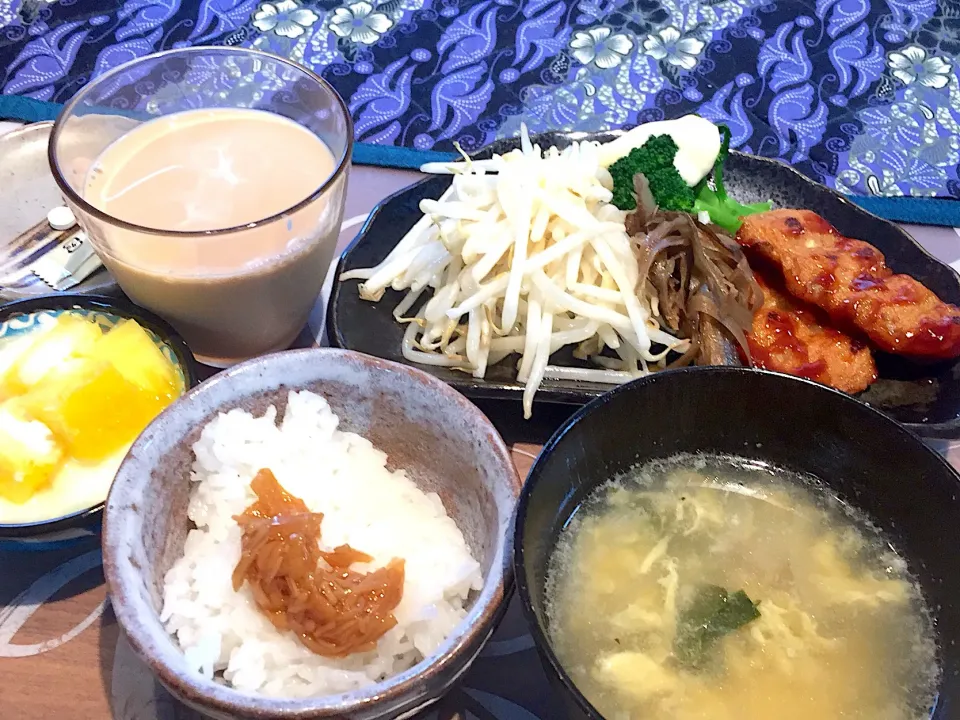 朝ごはん
はんぺんソース焼き、もやしのレモン胡麻油和え、ブロッコリー、きんぴらごぼう、白米、ナメタケ、キャベツと玉ねぎのスープ、パイナップル添えヨーグルト、カフェオーレ|かよちゃんさん