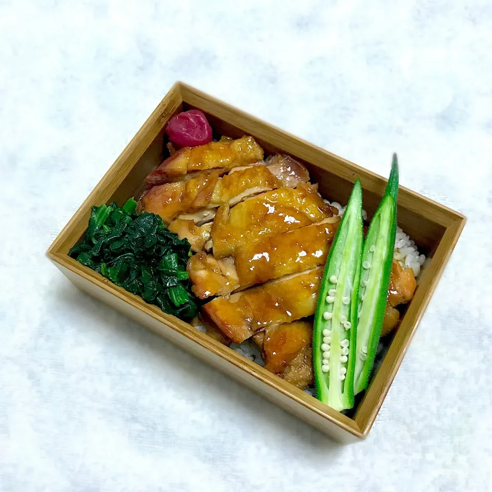 Snapdishの料理写真:鳥の照り焼き弁当
ほうれん草のナムル
オクラの塩茹で
梅干し
もち麦ご飯|Juneさん