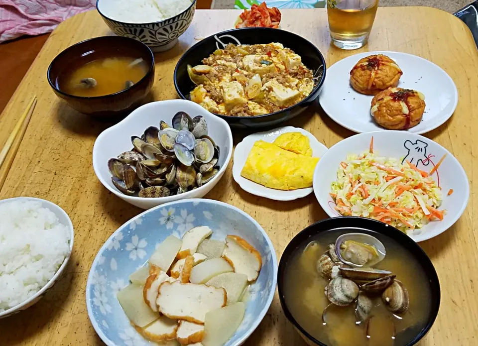 Snapdishの料理写真:魚河岸あげのこんがりチーズやきと煮物🎵潮干狩りのあさりで酒蒸しと味噌汁🎵|みーさん