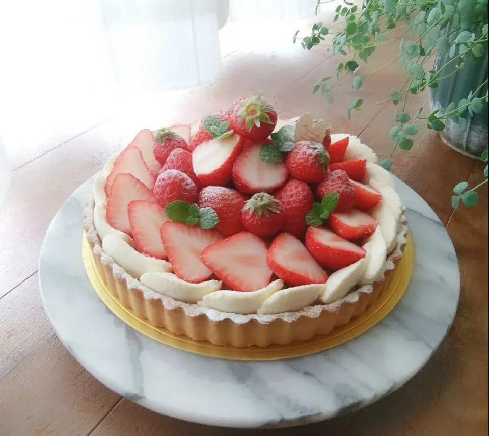 Snapdishの料理写真:たっぷり苺🍓のタルト♪ヽ(´▽｀)/|sakurakoさん