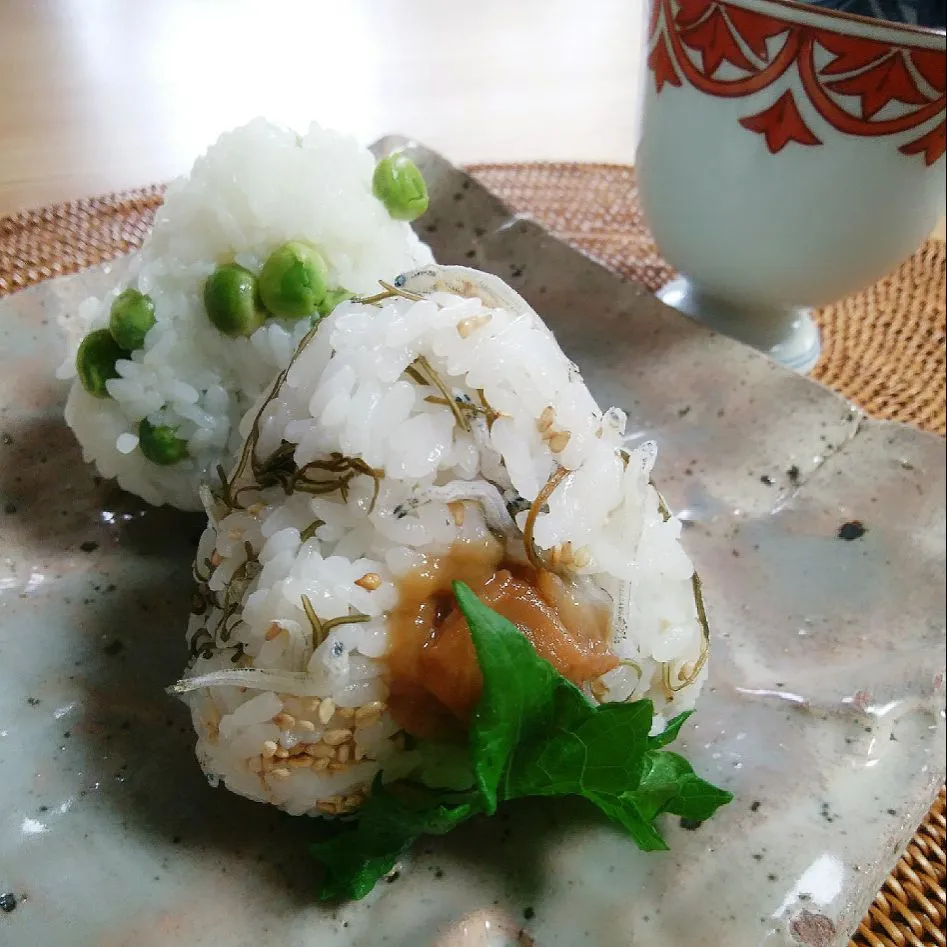 ねば～るがごめ昆布と梅ちりめんのおむすび🍙＆豆ご飯むすび|sakurakoさん