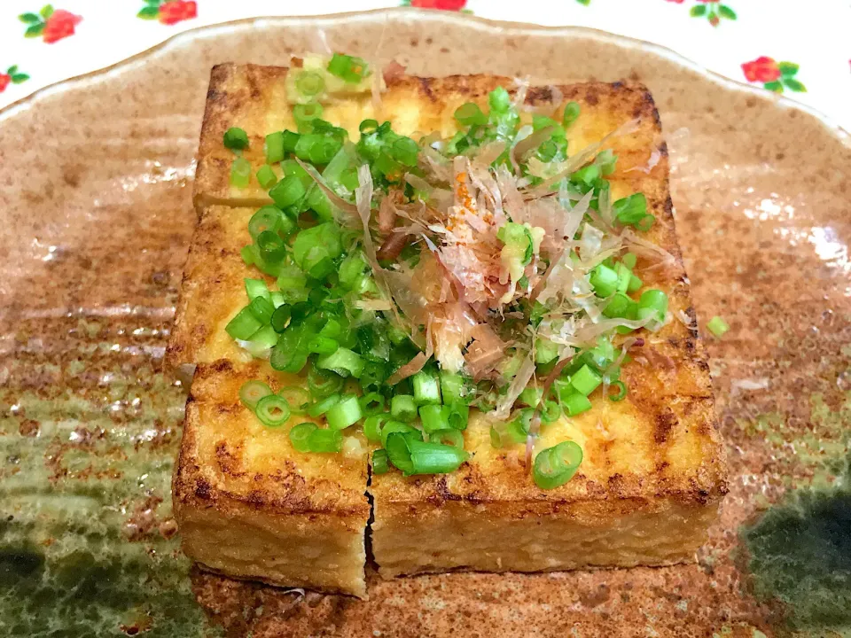 焼き絹揚げ 小ネギ・鰹節・おろし生姜のっけ、七味振りかけ😋|yumyum😋さん