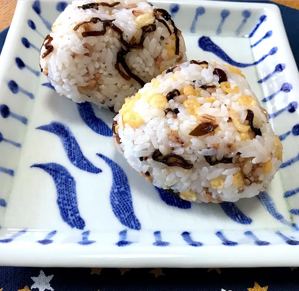 Snapdishの料理写真:揚げ玉と塩昆布のおにぎり🍙|えいぽんさん