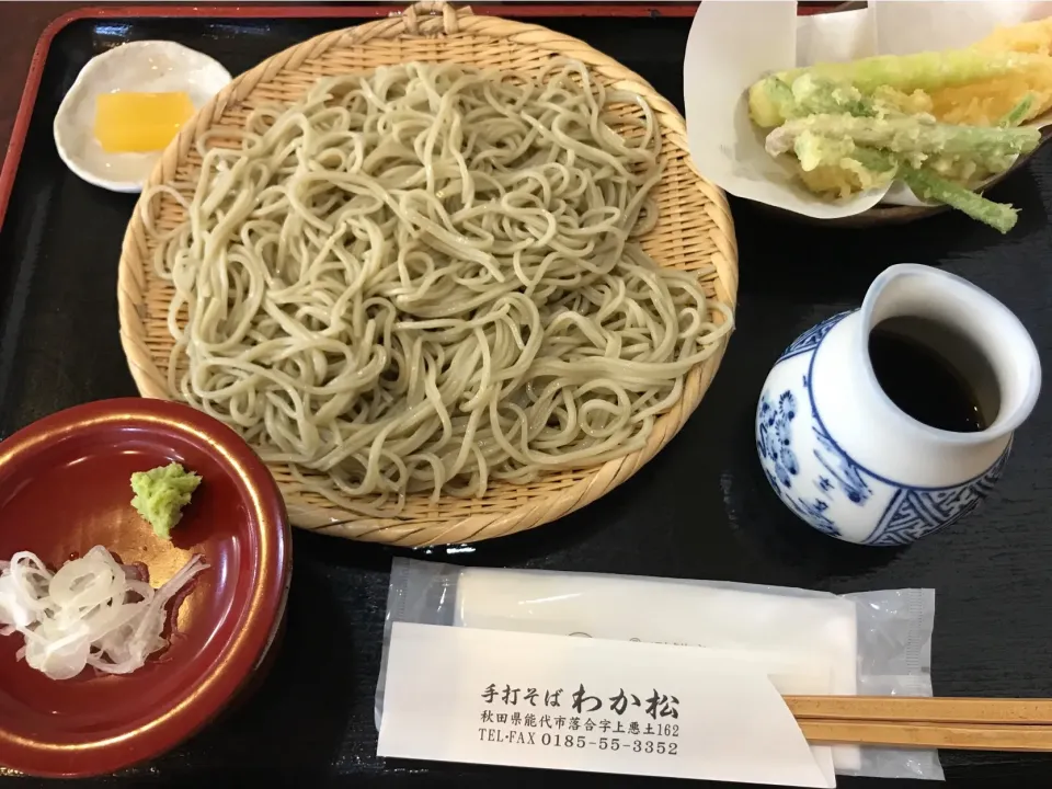 Snapdishの料理写真:秋田県能代市のわか松さんの海老の天ざるそば、天ぷらは、海老と笹だけ、山菜ミズの天ぷら(前は、二ツ井にあったと思う)|お家でbar!さん