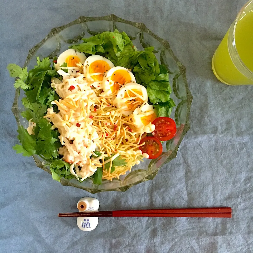 サラダしたらばに玉ねぎスライス、からし、マヨネーズにラーメンスープちょい入れ和えをトッピングしてラーメンサラダ-1|yukko7740さん