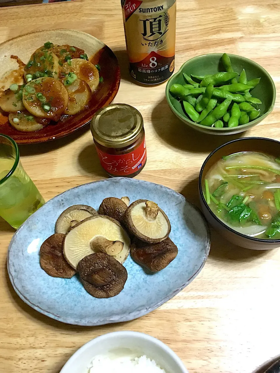 昨日の晩御飯ヾ(･∀･`o)
原木しいたけのグリル焼き
ナメコとほうれん草のお味噌汁
大根ステーキ
枝豆
ご飯
発泡酒|さくたえさん