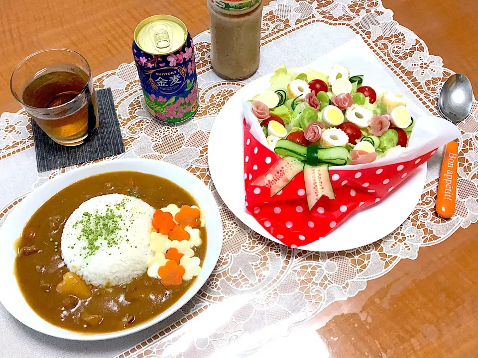 牛すじお花カレーとブーケサラダ🥗
#夕飯 #カレーライス #サラダ|makoさん