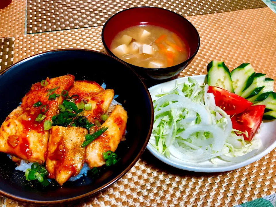 🔸バサの蒲焼き丼
🔸サラダ
🔸お味噌汁|ティーナさん