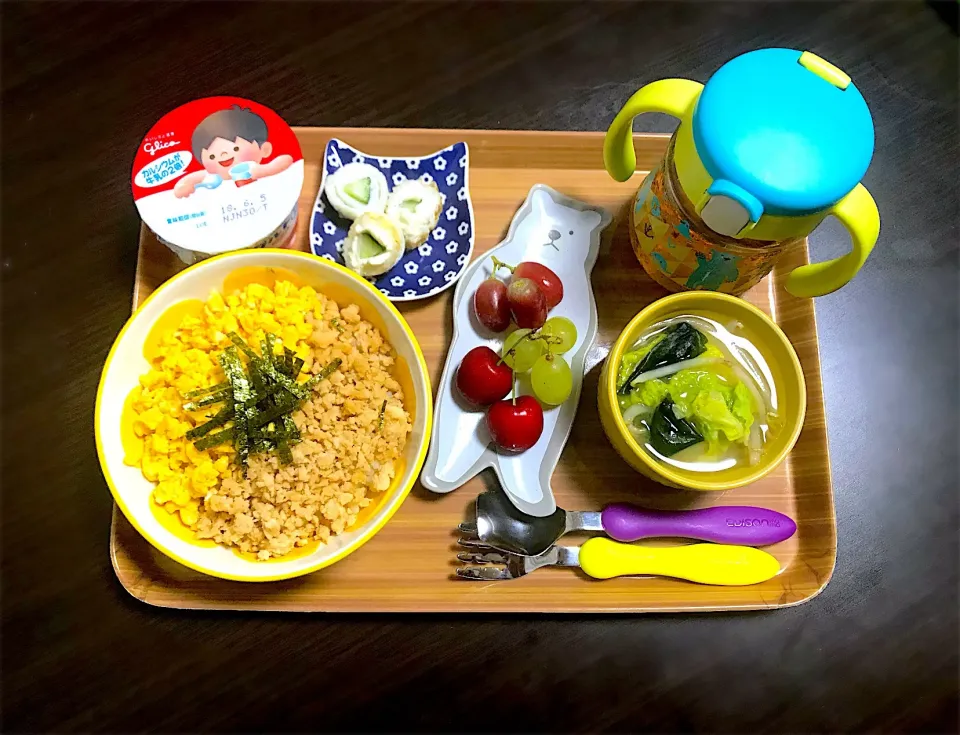 5/28❁息子 夜ごはん🌟 鶏そぼろとたまごの二色丼🥚 もやしと白菜とワカメのお味噌汁 紀文のチーちく きゅうり アメリカンチェリー🍒 ぶどう🍇 カルシウムヨーグルト|つんさん