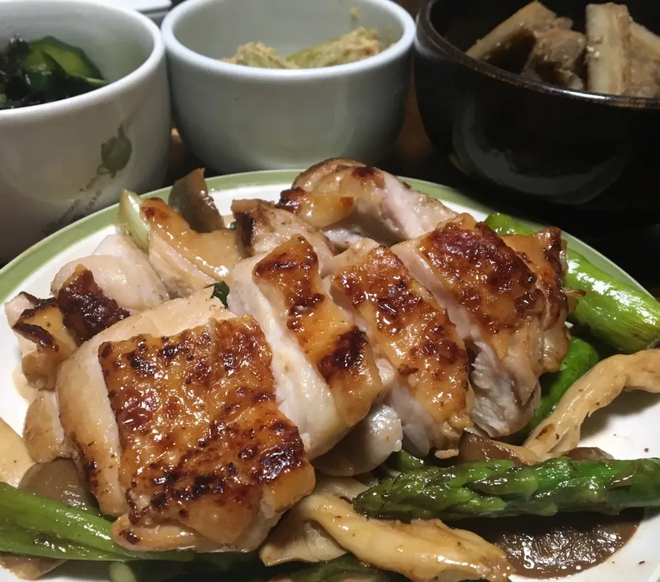 Snapdishの料理写真:晩ごはん⭐️⭐️⭐️
鶏の味噌漬け  焼き野菜
ごぼうの胡麻味噌煮
フキの味噌漬
ワカメ玉ねぎきゅうりの酢の物
豆腐とワカメの塩麹汁|ぽんたさん