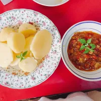 Boiled potatoes with minced meat sauce|tolulooeさん