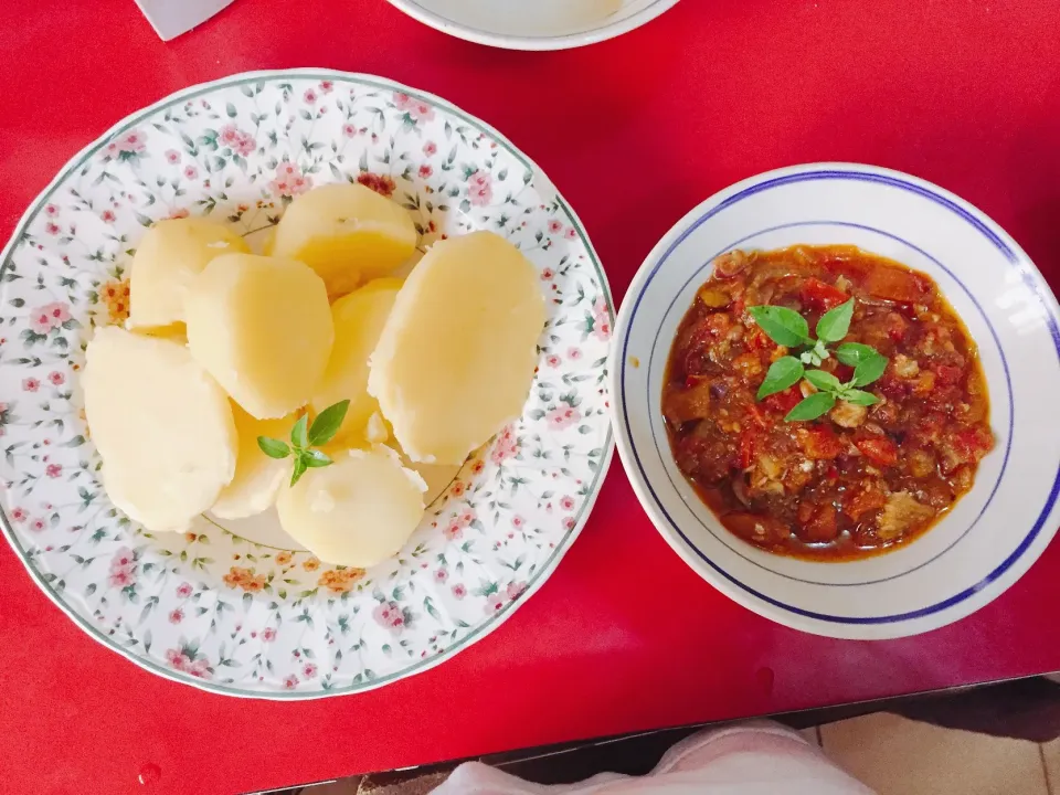 Snapdishの料理写真:Boiled potatoes with minced meat sauce|tolulooeさん