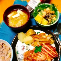 ポークステーキ、新タマ、新じゃが添え。豆とチーズのサラダ。五穀米、豆腐味噌汁。 #休日ごはん|Choo taitaiさん