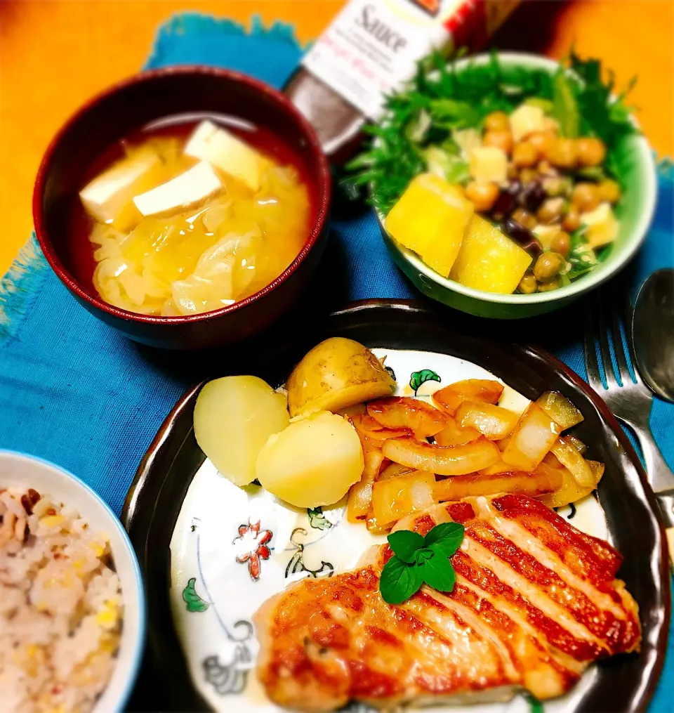 Snapdishの料理写真:ポークステーキ、新タマ、新じゃが添え。豆とチーズのサラダ。五穀米、豆腐味噌汁。 #休日ごはん|Choo taitaiさん