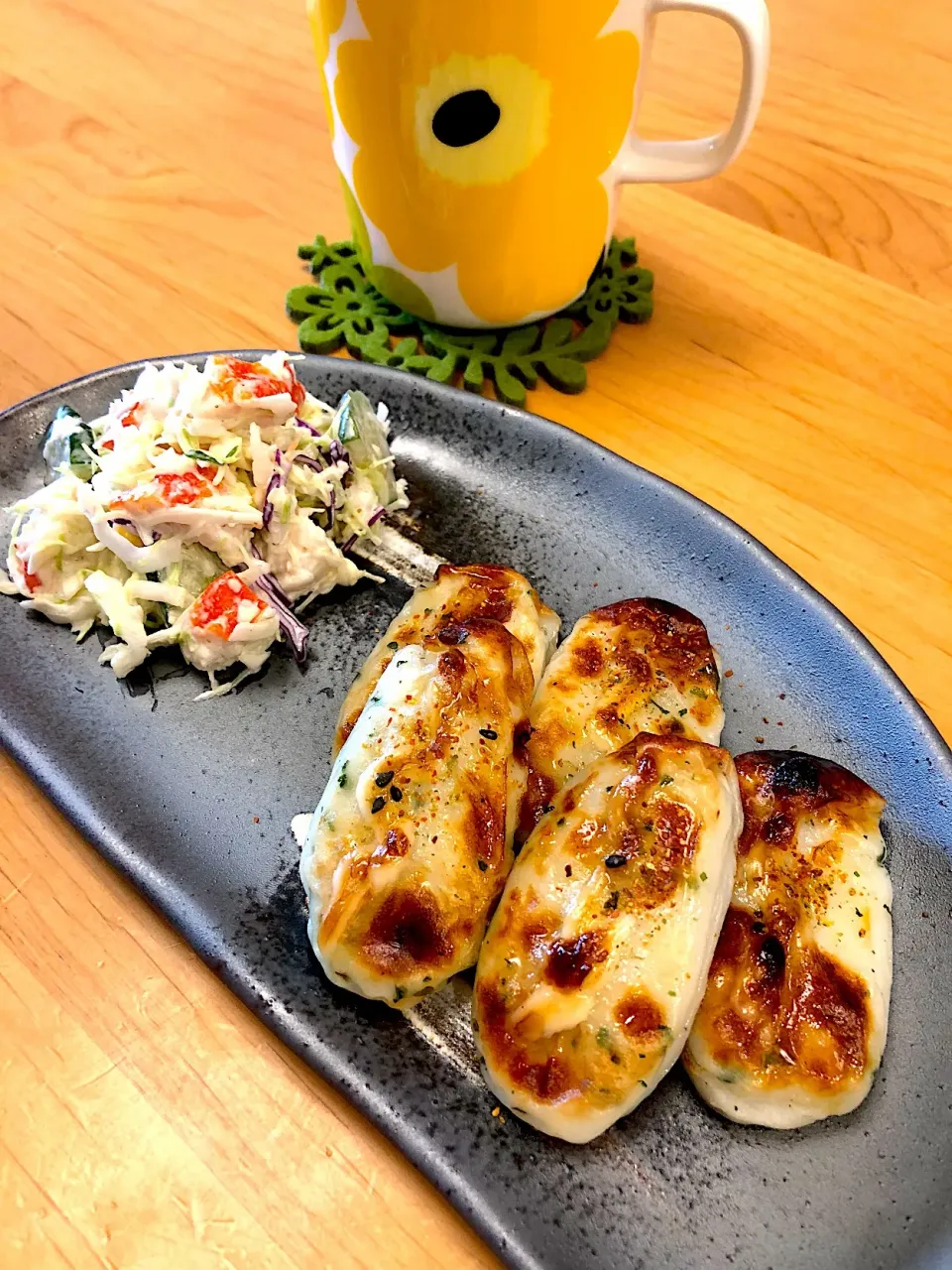 今宵のアテは
サラダしたらばサラダとシソ入り厚焼き笹かまの七味マヨ焼き♫|みぃこさん