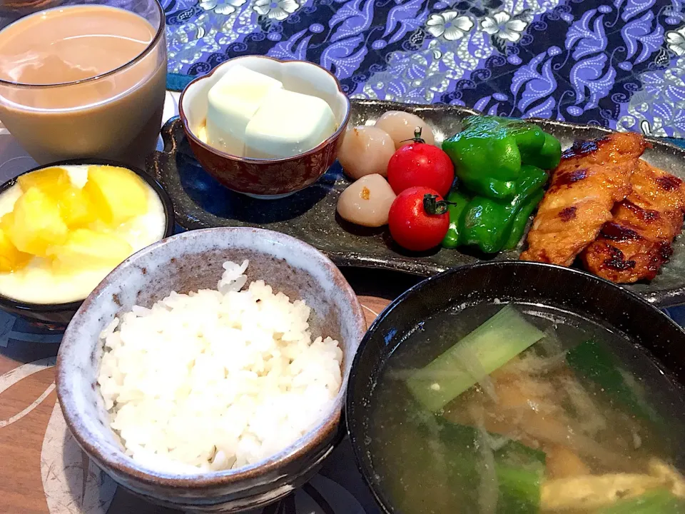 朝ごはん
はんぺん付焼き、ピーマン、玉こんにゃくピリ辛煮、プチトマト、枝豆豆腐、白米、小松菜と揚げとごぼうの味噌汁、パイナップル添えヨーグルト、カフェオーレ|かよちゃんさん