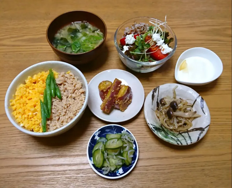 Snapdishの料理写真:『鶏そぼろ３色丼と作りおきおかずで晩ごはん』|seri-chanさん