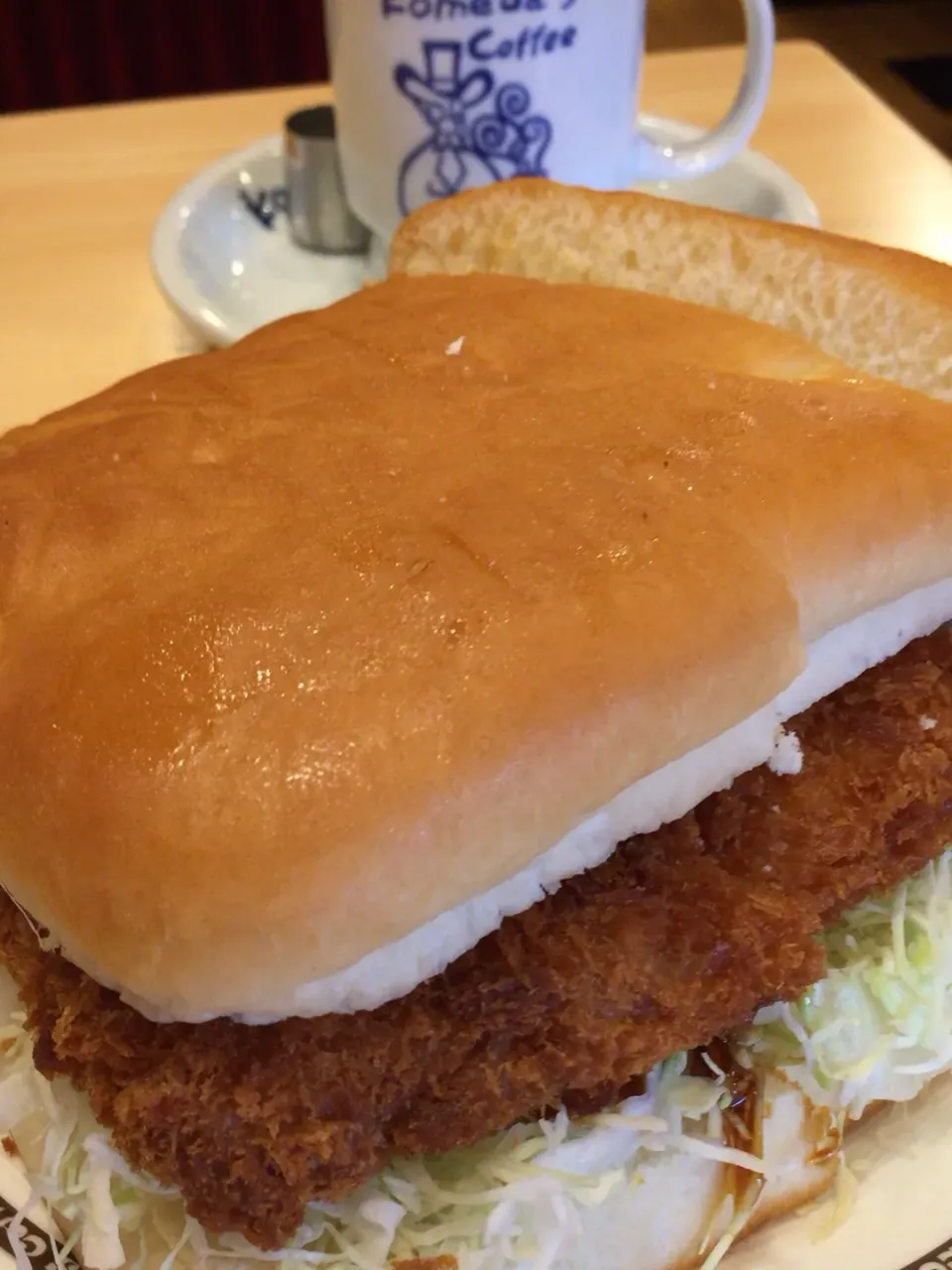 とにかくでかい。コメダの味噌カツサンド。|ツンコロさん