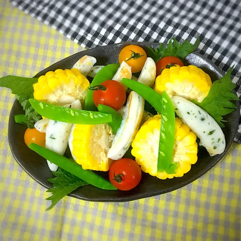 Snapdishの料理写真:しそ入り笹かまと夏野菜のサラダ🥗✨|chiakiさん