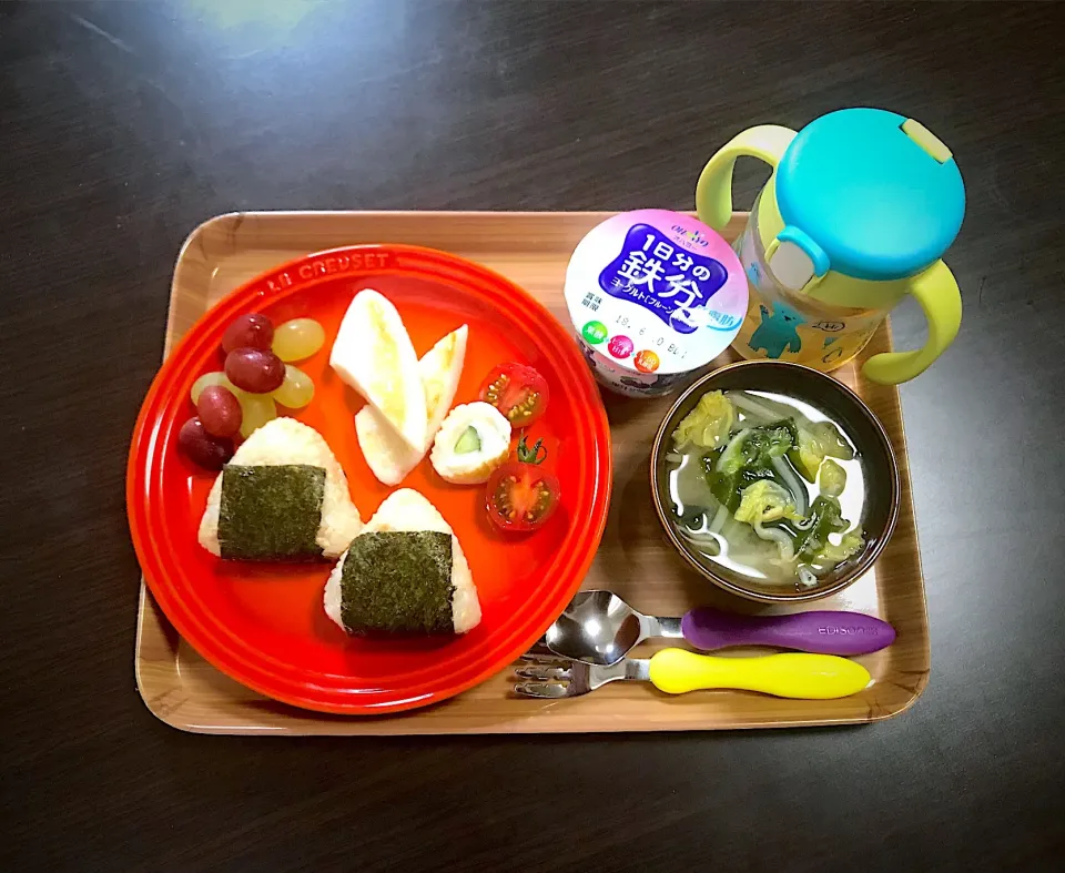 Snapdishの料理写真:5/29❁息子 朝ごはん☀️
鶏そぼろとチーズおにぎり🍙
チーちくきゅうり
紀文の笹かま
白菜とワカメともやしのお味噌汁
プチトマト🍅
鉄分ヨーグルト
 #紀文食品  #紀文さんありがとう|つんさん