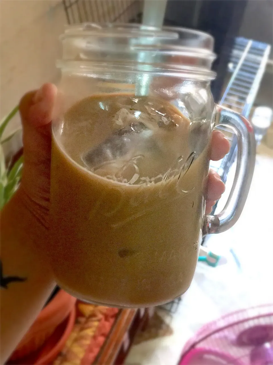 No need for starbucks or mccafe 😂🤣 kopiko brown lang oks na oks na.. 👌🏻👍🏻  #icedcoffee #masonball|Kamekawaさん