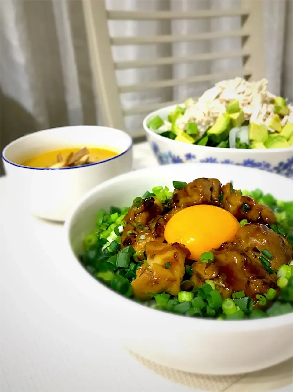 Snapdishの料理写真:焼き鳥丼
トルティーヤスープ
アボカドの新玉ねぎのサラダ|k.a.sさん