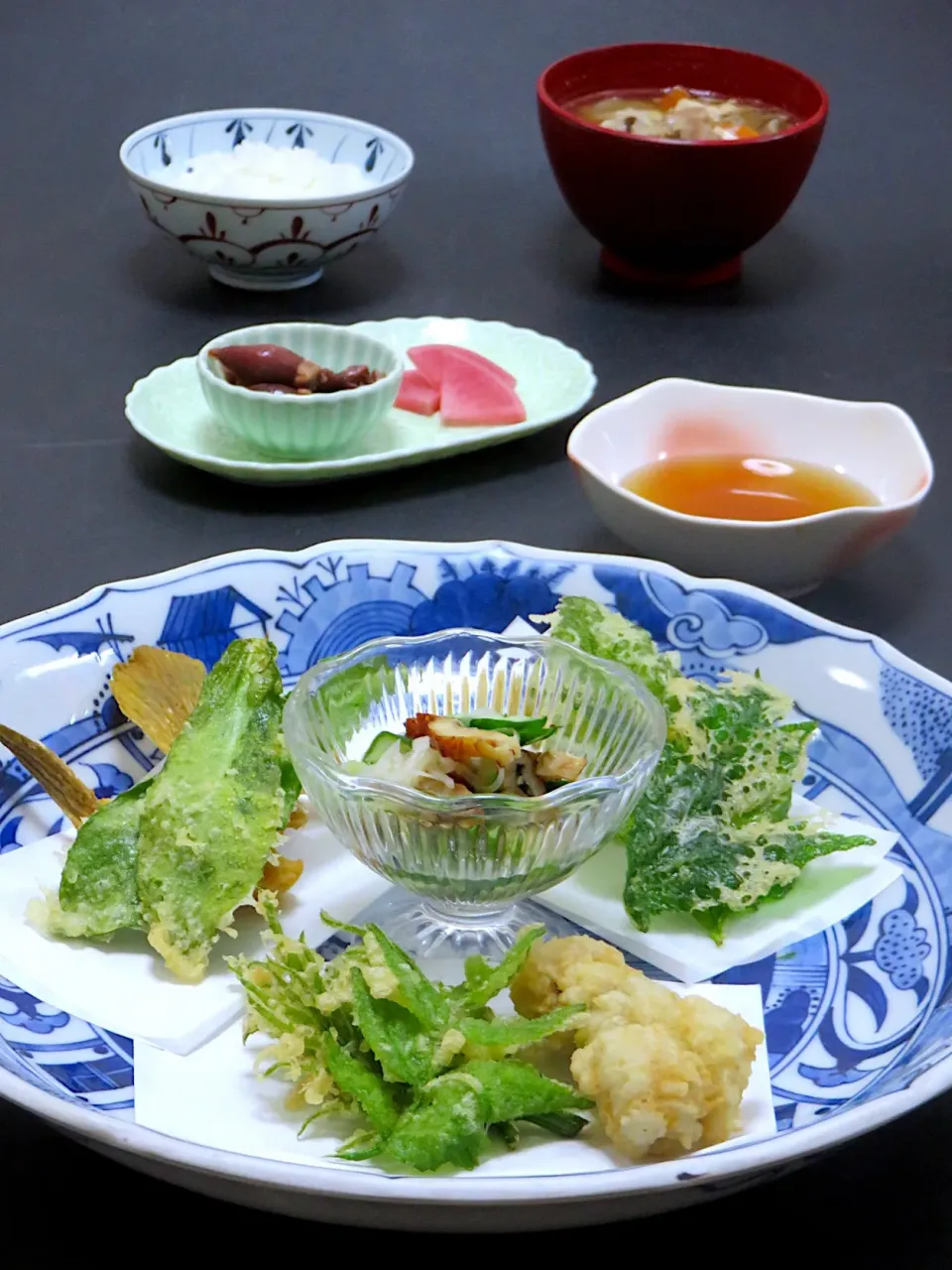 今晩は、旬の葉物 天婦羅食べ比べ（手前:タラの芽、右:明日葉、左:紅花若葉）、鱧の天婦羅、アオハタかまの天婦羅、穴子と胡瓜 新玉ねぎの酢の物、福井産蛍烏賊の醤油漬け、赤カブ漬け、そば米汁（鳥もも肉、人参、大根、牛蒡、椎茸、えのき、そば米）、ご飯|akazawa3さん