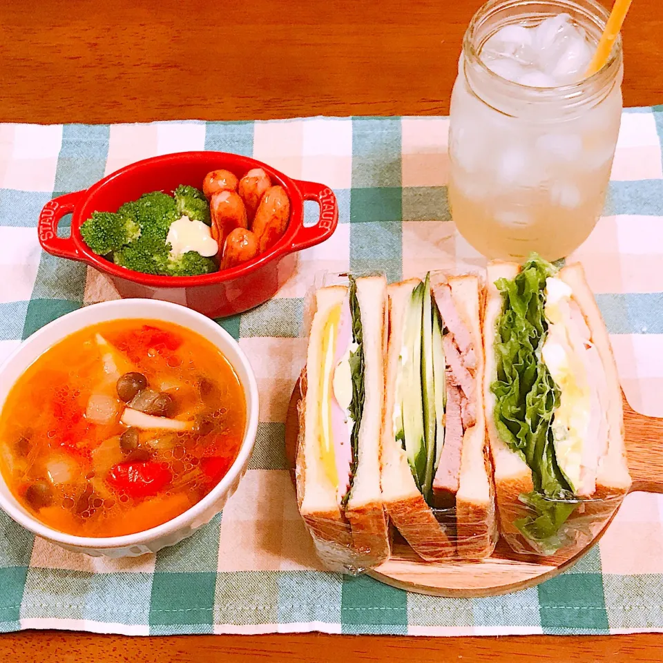 Snapdishの料理写真:サンドイッチ #サンドイッチ #スモークチキンとたまごのサンドイッチ#チャーシューサンドイッチ#ハムとチーズと大葉のサンドイッチ|ようこさん