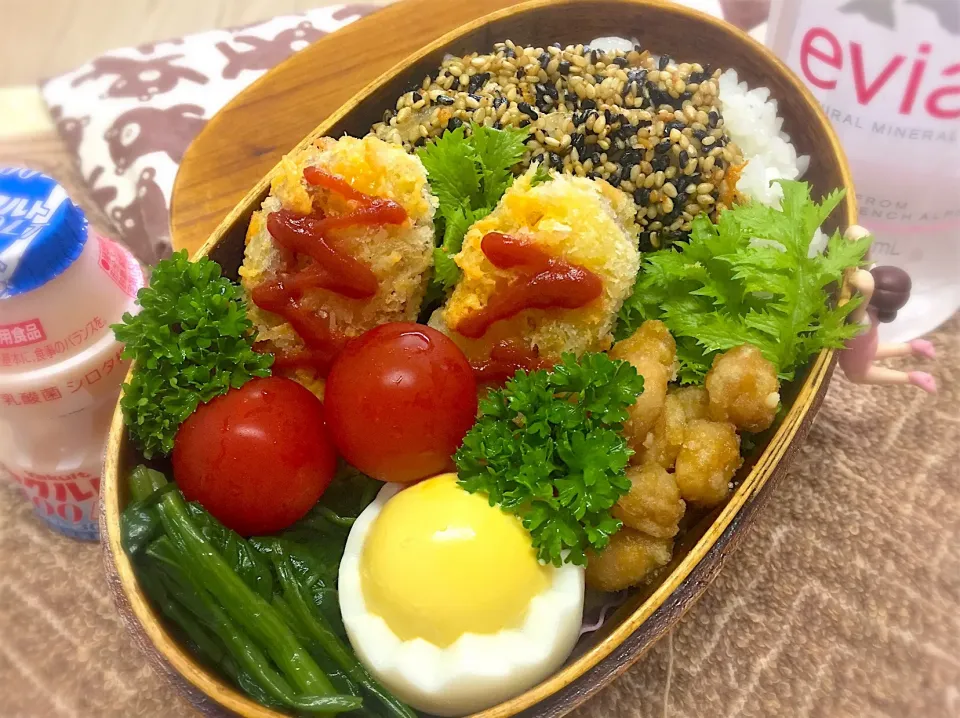 ウインナーマスタードチーズ🧀カツ&鯵の白黒胡麻焼き&ほうれん草の辛子和え&茹で玉子&甘辛大豆&わさび菜&プチトマト🍅のダーリンお弁当♪

 #弁当  #フチ子 #チャレンジデーの為私は職場お弁当#でも自分弁が好き#チャレンジデー弁当#ウインナーカツ#白黒鯵焼き|桃実さん