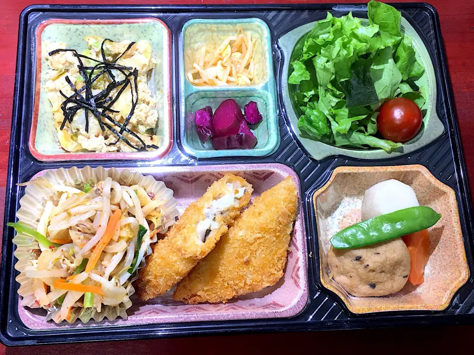 Snapdishの料理写真:豚ニラキムチもやし炒め 日替わり弁当 豊川市豊橋市一部エリア宅配|Naokazu Kuritaさん