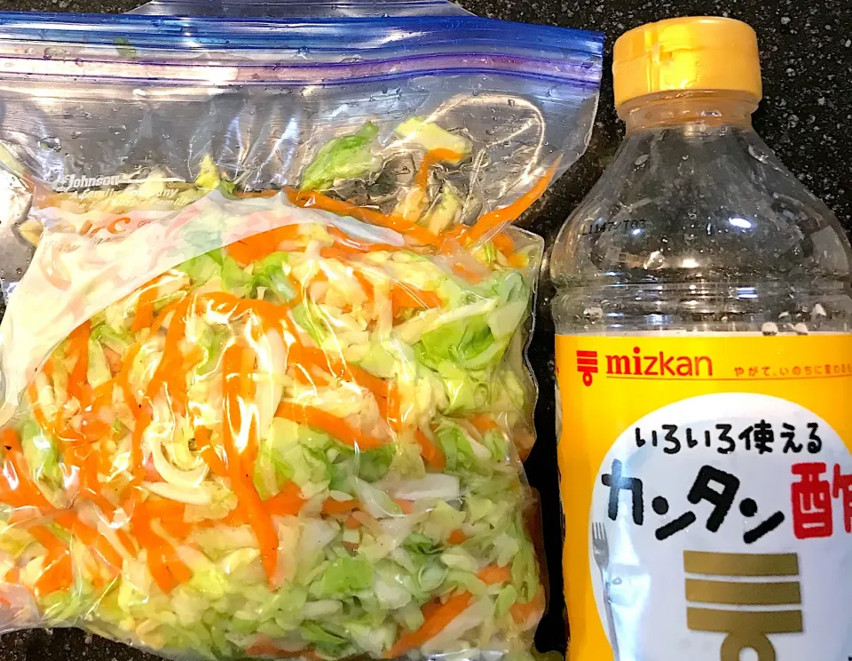 Snapdishの料理写真:キャベツと人参のカンタン酢サラダ🥗|シュトママさん