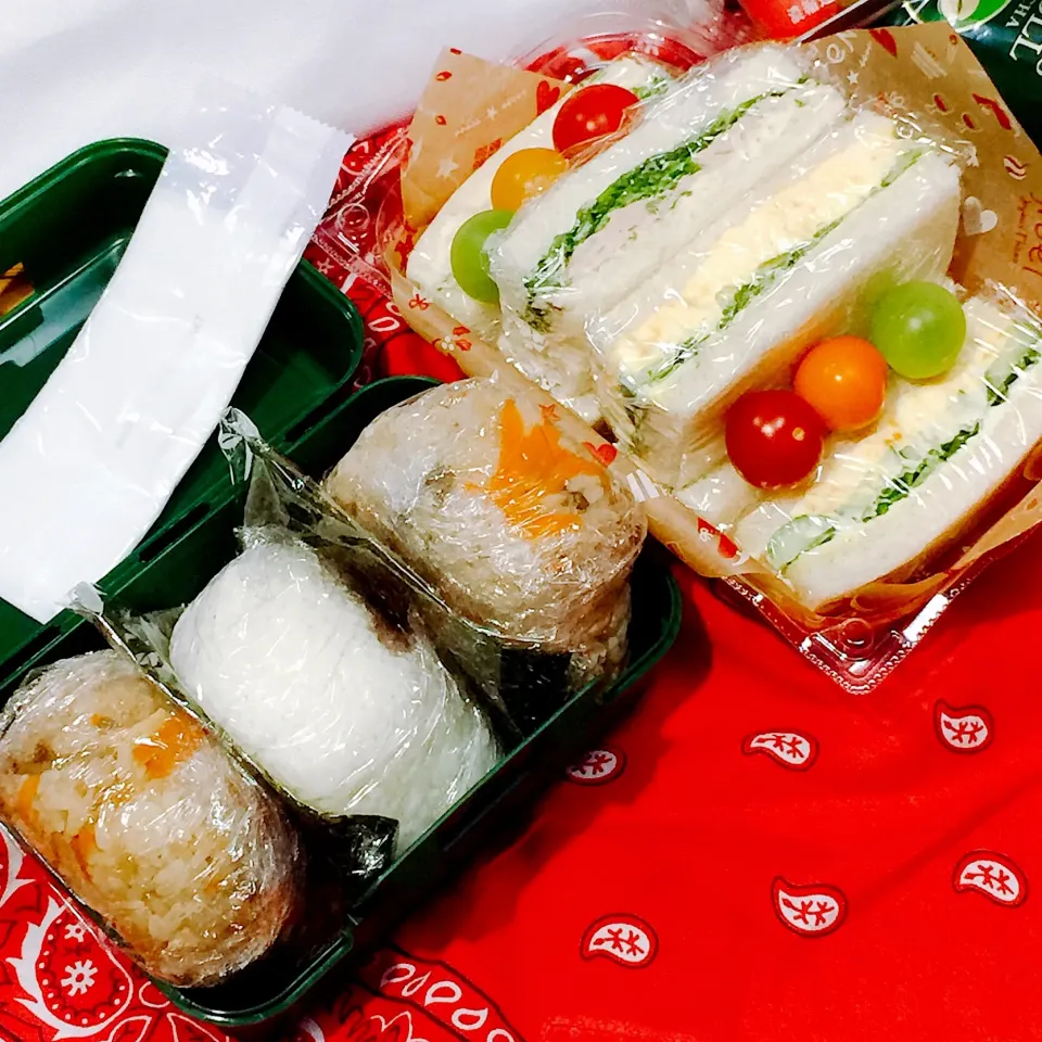 #お弁当  #お父さん弁当  #お弁当じまん 
 #おむすび弁当  #炊き込みご飯弁当  #サンドイッチ弁当  #タマゴサンド  #ツナサンド #でっかいおむすび３個|Blueberry🫐さん