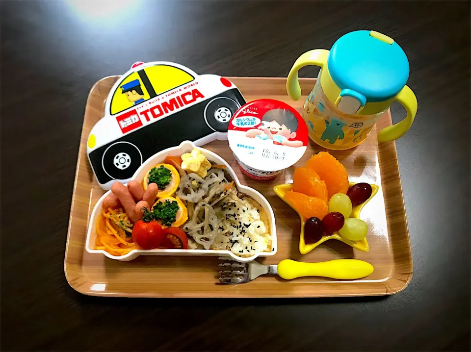 Snapdishの料理写真:5/30❁息子 お昼ごはん☀️
ばーば作🚓トミカお弁当🚓
(ごま塩ごはん・くるくるハムたまご・ブロッコリー・ナポリタン・きんぴらごぼう・お花の卵焼き・人参の煮物🥕)＋ポークビッツ＋プチトマト🍅
オレンジ🍊
ぶどう🍇
カルシウムヨーグルト
麦茶|つんさん