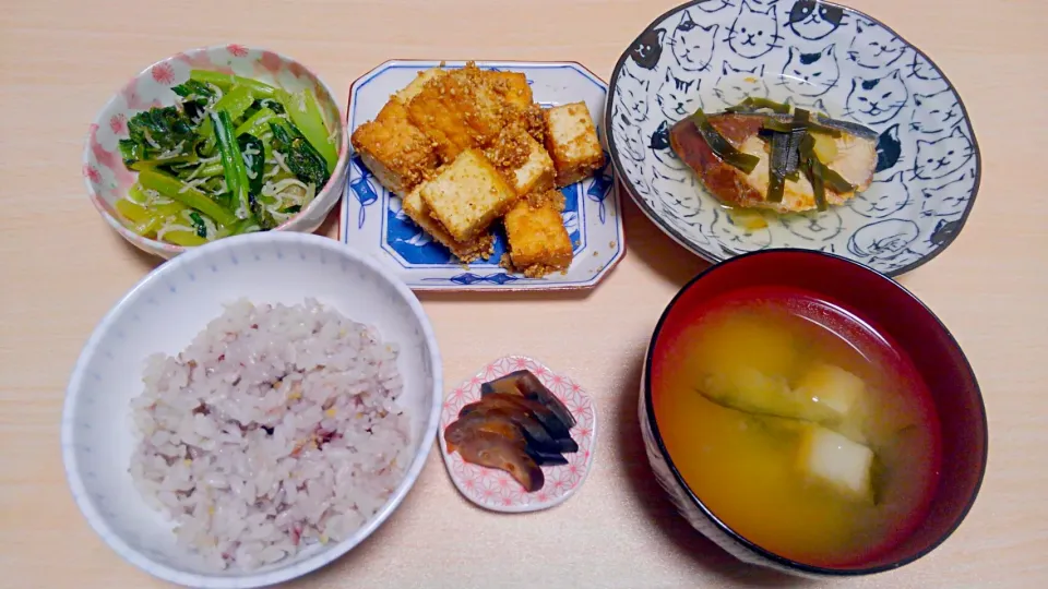 Snapdishの料理写真:５月８日　鰤の酒塩煮　小松菜としらすの蒸し物　厚揚げのゴマ照り焼き　なすのお漬物　お味噌汁|いもこ。さん