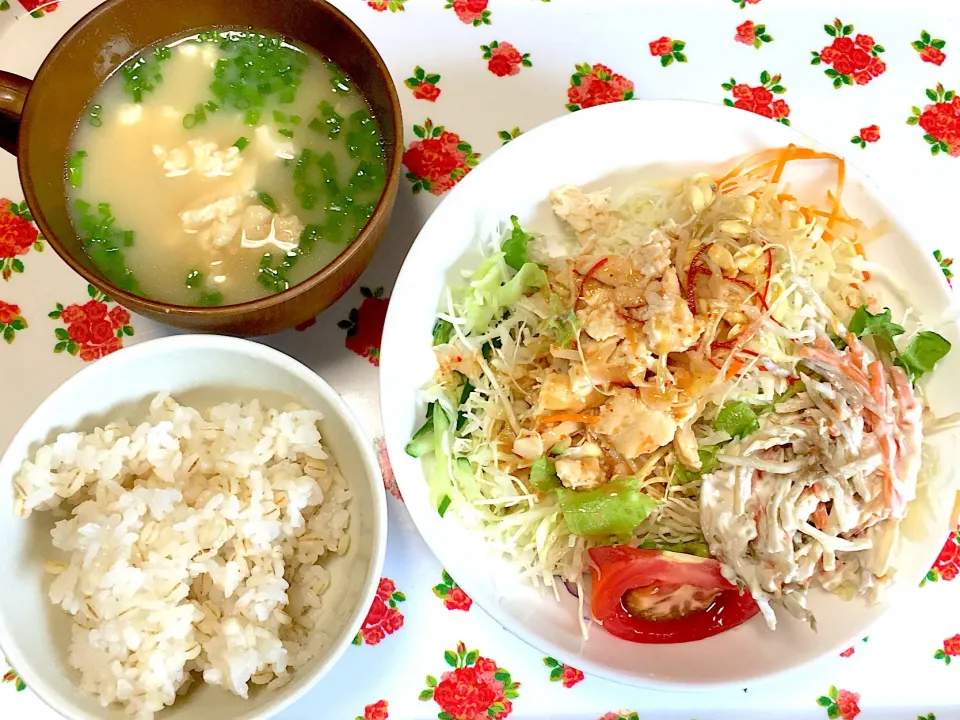 棒棒鶏とごぼうのっけサラダ🥗
小葱いっぱい雷汁
麦ごはん🍚🥢|yumyum😋さん